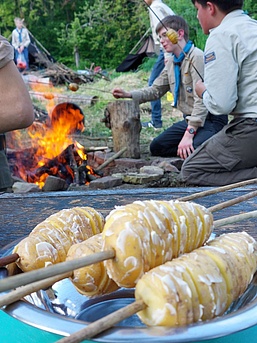 Die Kartoffelspieße sind fertig.